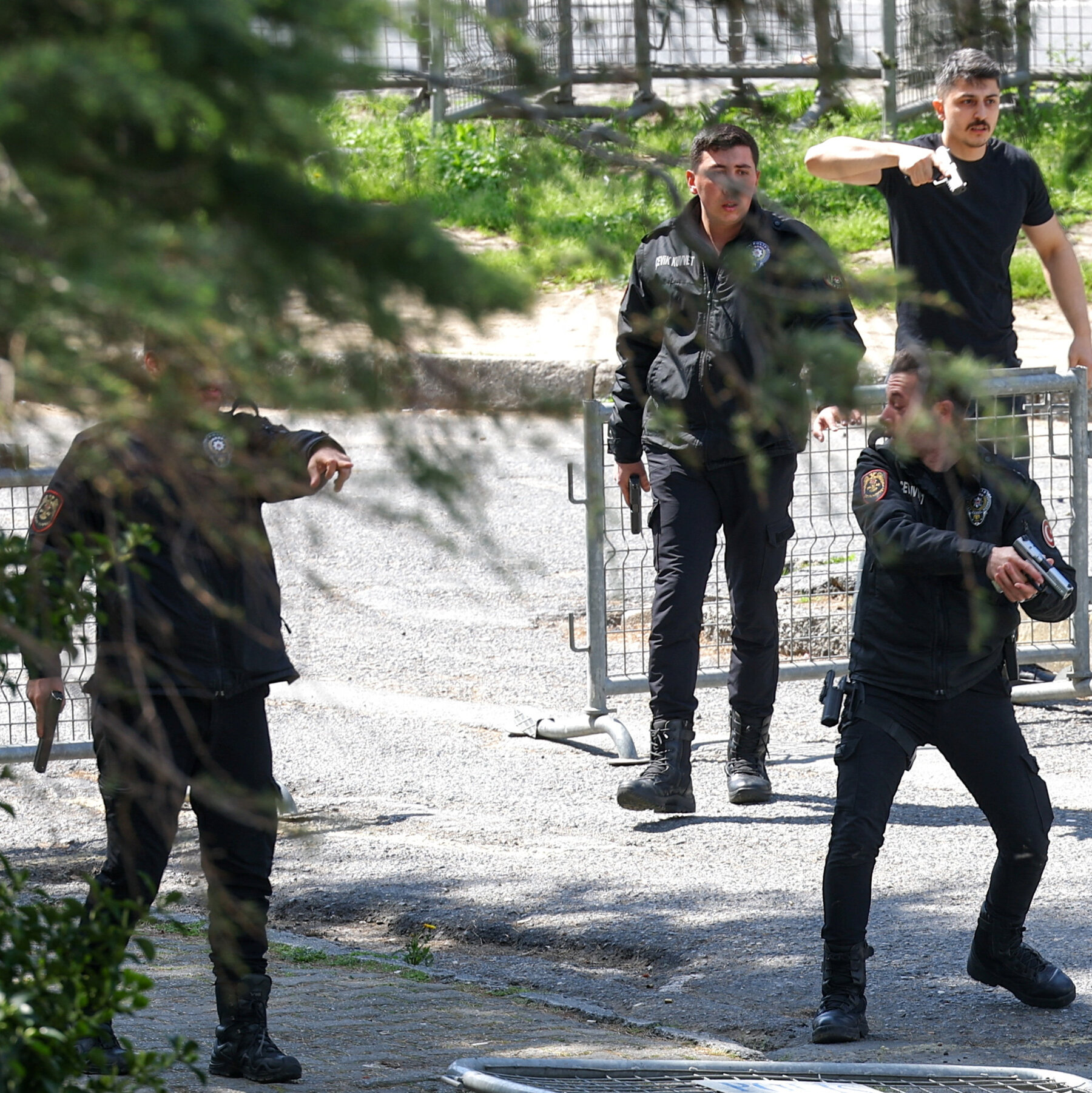 🇮🇱イスラエル 【中東情勢】イスタンブールのイスラエル領事館付近で銃撃、武装男1人死亡